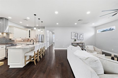 House in Tampa, Florida 4 bedrooms, 333.8 sq.m. № 2403671 - photo 7