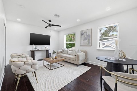 House in Tampa, Florida 4 bedrooms, 333.8 sq.m. № 2403671 - photo 29