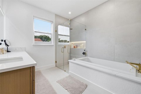 House in Tampa, Florida 4 bedrooms, 333.8 sq.m. № 2403671 - photo 22