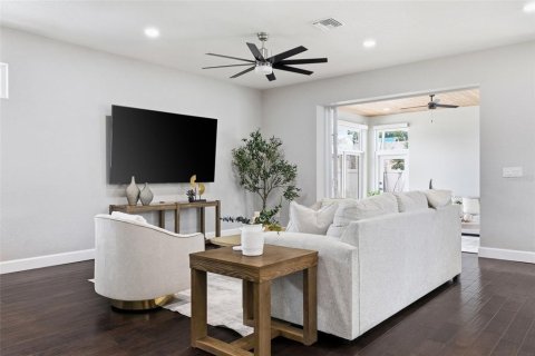 House in Tampa, Florida 4 bedrooms, 333.8 sq.m. № 2403671 - photo 8