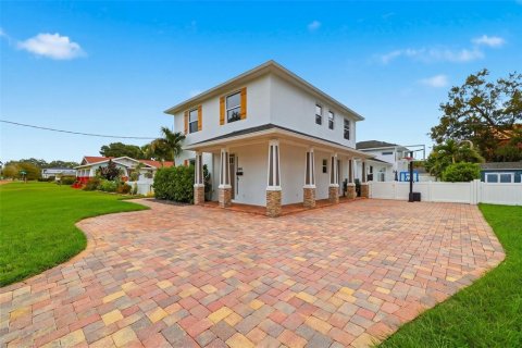 House in Tampa, Florida 4 bedrooms, 333.8 sq.m. № 2403671 - photo 3