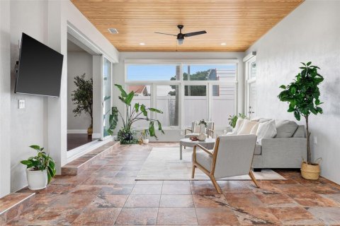 House in Tampa, Florida 4 bedrooms, 333.8 sq.m. № 2403671 - photo 13