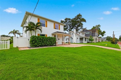 House in Tampa, Florida 4 bedrooms, 333.8 sq.m. № 2403671 - photo 2