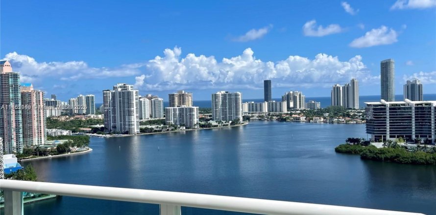 Condominio en Aventura, Florida, 3 dormitorios № 1892474