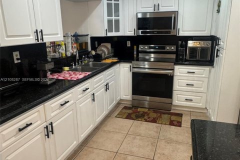 Villa ou maison à vendre à Miami Gardens, Floride: 4 chambres, 212.93 m2 № 2432259 - photo 3