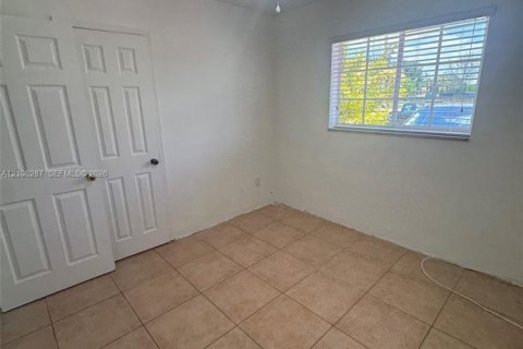 Villa ou maison à vendre à Miami Gardens, Floride: 4 chambres, 212.93 m2 № 2432259 - photo 5
