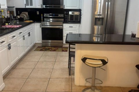 Villa ou maison à vendre à Miami Gardens, Floride: 4 chambres, 212.93 m2 № 2432259 - photo 2