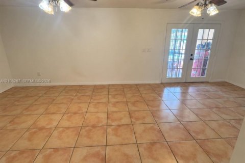 Villa ou maison à vendre à Miami Gardens, Floride: 4 chambres, 212.93 m2 № 2432259 - photo 4