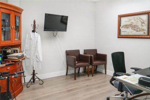 Купить коммерческую недвижимость в Майами, Флорида № 2005874 - фото 11