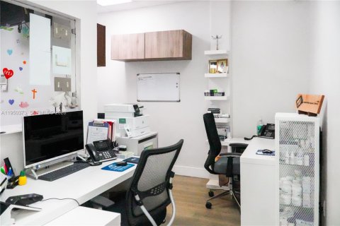 Купить коммерческую недвижимость в Майами, Флорида № 2005874 - фото 4