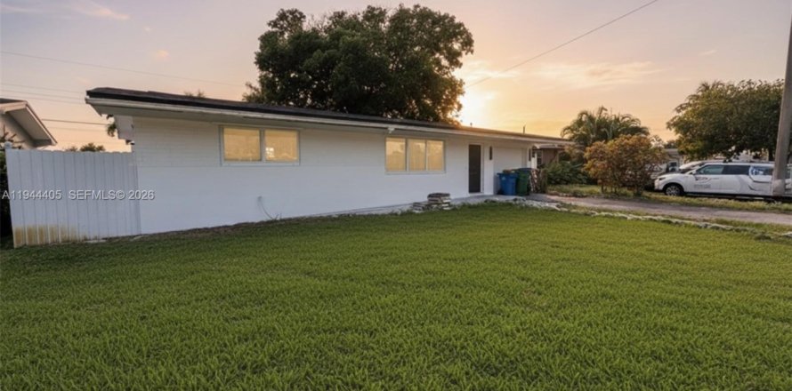 House in Pembroke Pines, Florida 3 bedrooms, 83.33 sq.m. № 2001596