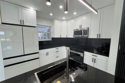 House in Pembroke Pines, Florida 3 bedrooms, 83.33 sq.m. № 2001596 - photo 4