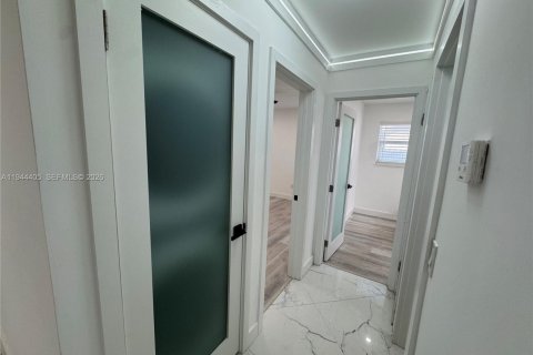 House in Pembroke Pines, Florida 3 bedrooms, 83.33 sq.m. № 2001596 - photo 13