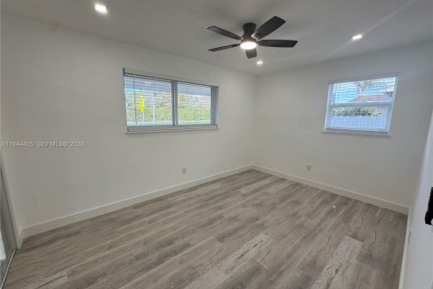 House in Pembroke Pines, Florida 3 bedrooms, 83.33 sq.m. № 2001596 - photo 17