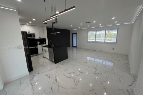 House in Pembroke Pines, Florida 3 bedrooms, 83.33 sq.m. № 2001596 - photo 8