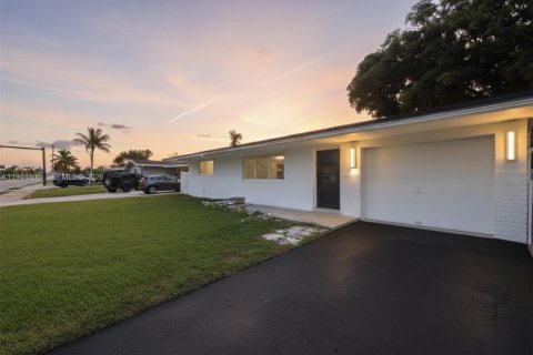 House in Pembroke Pines, Florida 3 bedrooms, 83.33 sq.m. № 2001596 - photo 2