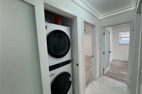 House in Pembroke Pines, Florida 3 bedrooms, 83.33 sq.m. № 2001596 - photo 12