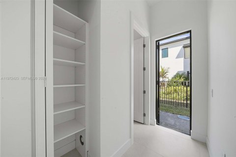 Villa ou maison à louer à Hollywood, Floride: 5 chambres № 2240657 - photo 18