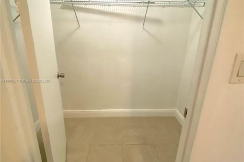 Condominio en alquiler en Hialeah, Florida, 1 dormitorio, 58.71 m2 № 1952066 - foto 19