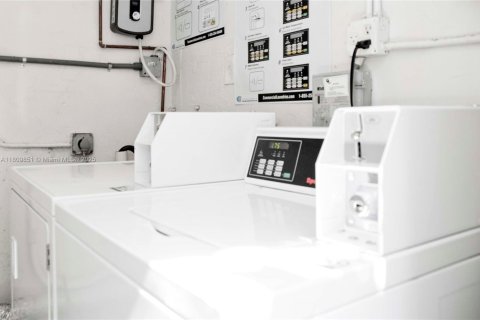 Propiedad comercial en venta en Hollywood, Florida, 691.66 m2 № 1959837 - foto 5