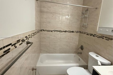 Villa ou maison à louer à Hialeah Gardens, Floride: 3 chambres, 104.98 m2 № 1998296 - photo 6