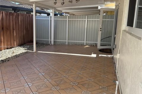 Villa ou maison à louer à Hialeah Gardens, Floride: 3 chambres, 104.98 m2 № 1998296 - photo 11