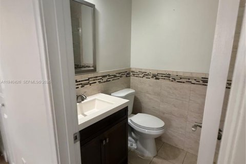 Villa ou maison à louer à Hialeah Gardens, Floride: 3 chambres, 104.98 m2 № 1998296 - photo 4