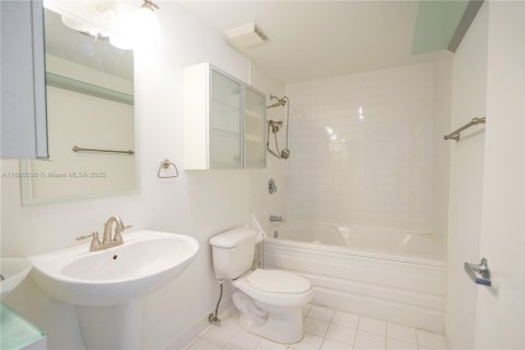 Copropriété à louer à Miami, Floride: 2 chambres, 103.4 m2 № 1930518 - photo 14