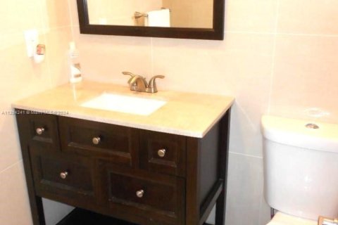 Copropriété à louer à Hollywood, Floride: 2 chambres, 125.88 m2 № 1601157 - photo 13