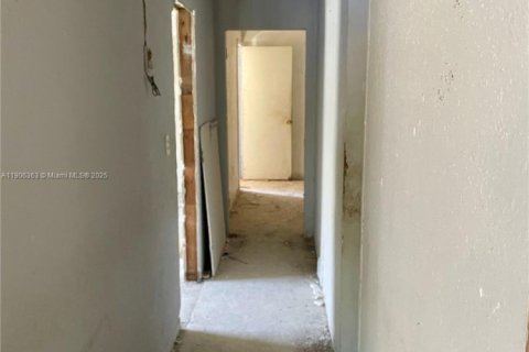 Villa ou maison à vendre à North Miami Beach, Floride: 5 chambres, 160.91 m2 № 1956922 - photo 8