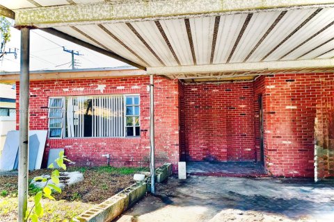 Villa ou maison à vendre à North Miami Beach, Floride: 5 chambres, 160.91 m2 № 1956922 - photo 1