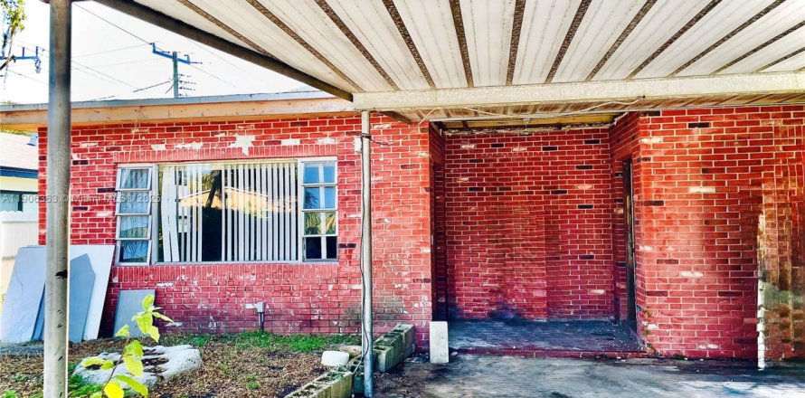 Villa ou maison à North Miami Beach, Floride 5 chambres, 160.91 m2 № 1956922