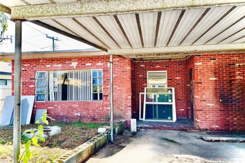 Villa ou maison à vendre à North Miami Beach, Floride: 5 chambres, 160.91 m2 № 1956922 - photo 2