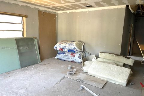 Villa ou maison à vendre à North Miami Beach, Floride: 5 chambres, 160.91 m2 № 1956922 - photo 6