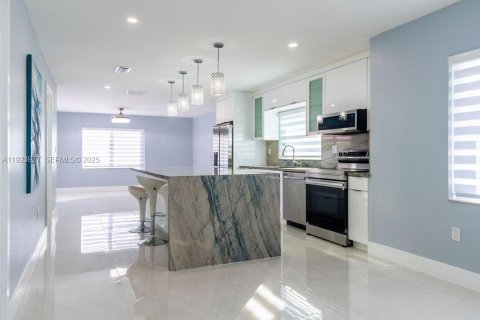 House in Miami, Florida 4 bedrooms, 161.37 sq.m. № 1984597 - photo 5