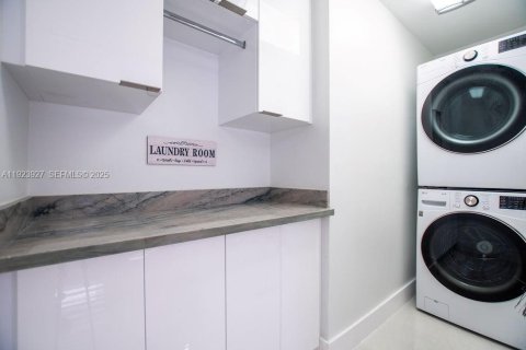 House in Miami, Florida 4 bedrooms, 161.37 sq.m. № 1984597 - photo 13