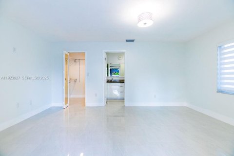 House in Miami, Florida 4 bedrooms, 161.37 sq.m. № 1984597 - photo 30