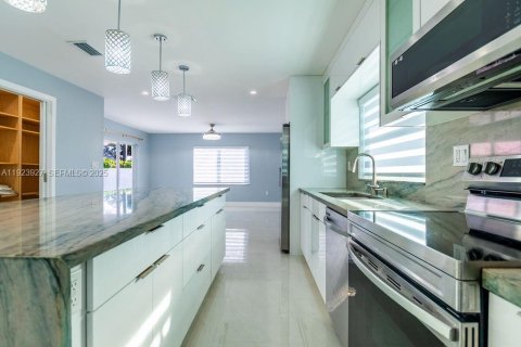 House in Miami, Florida 4 bedrooms, 161.37 sq.m. № 1984597 - photo 9