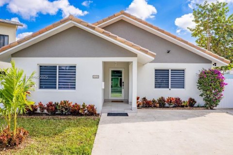 House in Miami, Florida 4 bedrooms, 161.37 sq.m. № 1984597 - photo 3