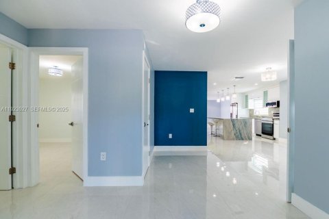 House in Miami, Florida 4 bedrooms, 161.37 sq.m. № 1984597 - photo 4