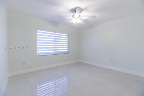 House in Miami, Florida 4 bedrooms, 161.37 sq.m. № 1984597 - photo 19