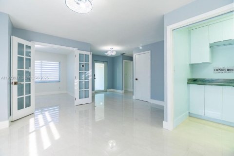 House in Miami, Florida 4 bedrooms, 161.37 sq.m. № 1984597 - photo 12