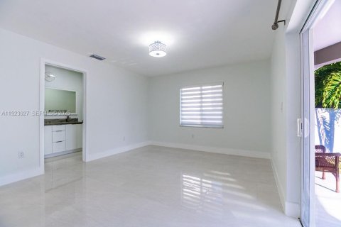 House in Miami, Florida 4 bedrooms, 161.37 sq.m. № 1984597 - photo 26