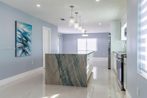 House in Miami, Florida 4 bedrooms, 161.37 sq.m. № 1984597 - photo 8