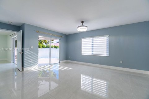 House in Miami, Florida 4 bedrooms, 161.37 sq.m. № 1984597 - photo 25