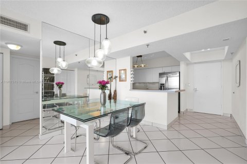 Снять в аренду кондоминиум в Серфсайд, Флорида 2 спальни, 108.7м2, № 2082591 - фото 9