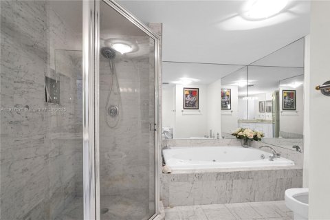 Снять в аренду кондоминиум в Серфсайд, Флорида 2 спальни, 108.7м2, № 2082591 - фото 12