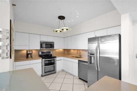 Снять в аренду кондоминиум в Серфсайд, Флорида 2 спальни, 108.7м2, № 2082591 - фото 5
