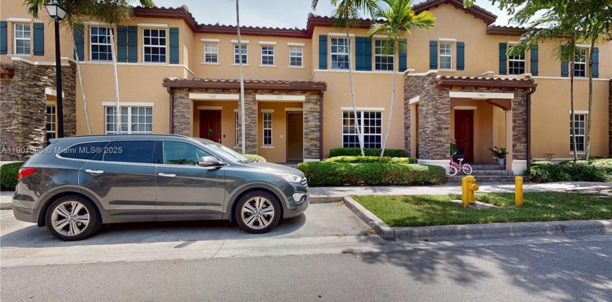 Adosado en Miami, Florida 3 dormitorios, 161.65 m2 № 1953563