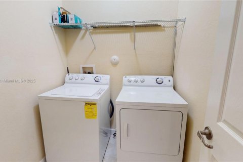 Adosado en alquiler en Miami, Florida, 3 dormitorios, 161.65 m2 № 1953563 - foto 21